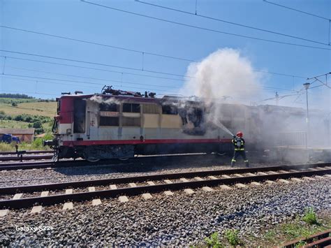 gara crivina|Locomotiva unui tren de marfă a luat foc, după ce a。